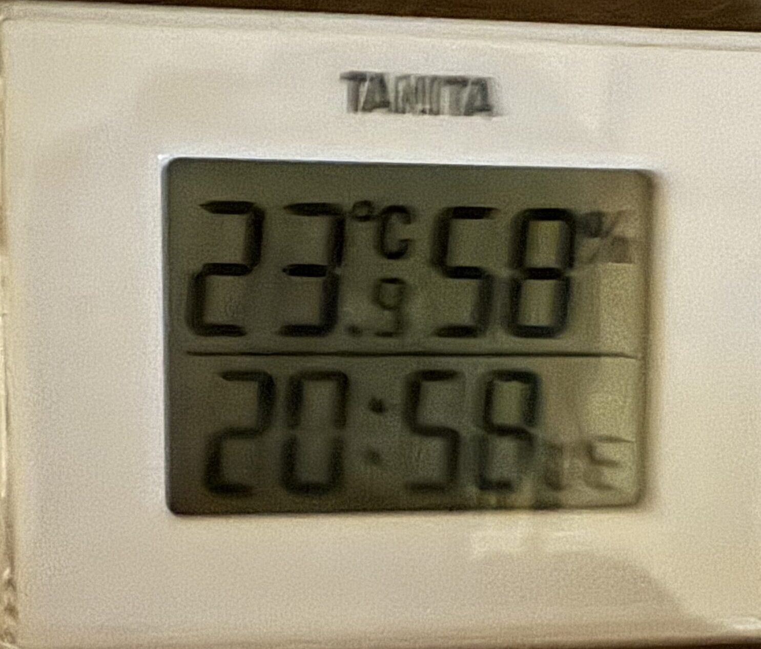 象印スチーム式加湿器を2時間運転したあとの湿度。6畳の和室で39％→58％に上昇。