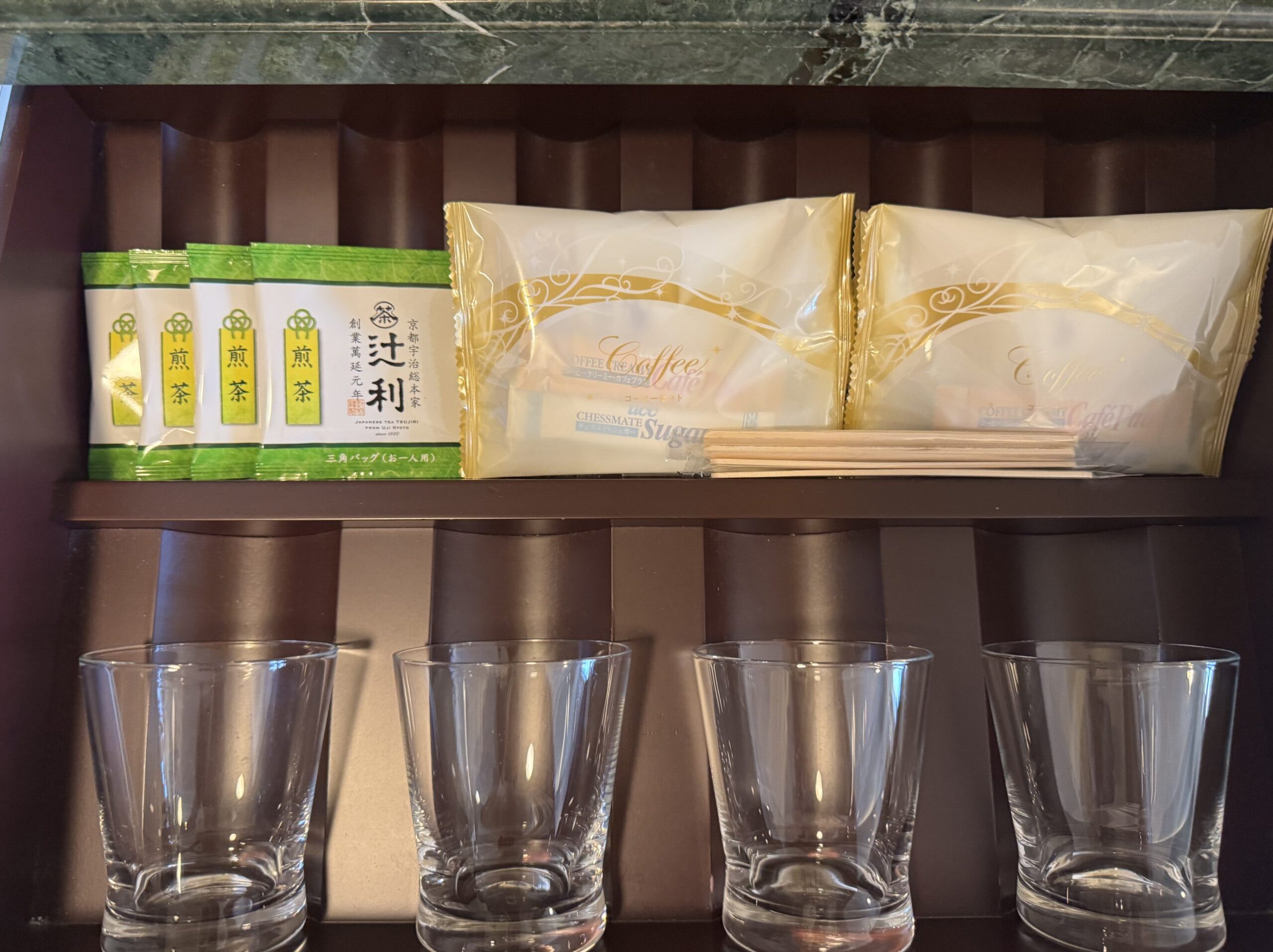 東京ディズニーランドホテルの客室アメニティ。コーヒーパック・緑茶パック・シュガー・マドラー・グラスのセット。