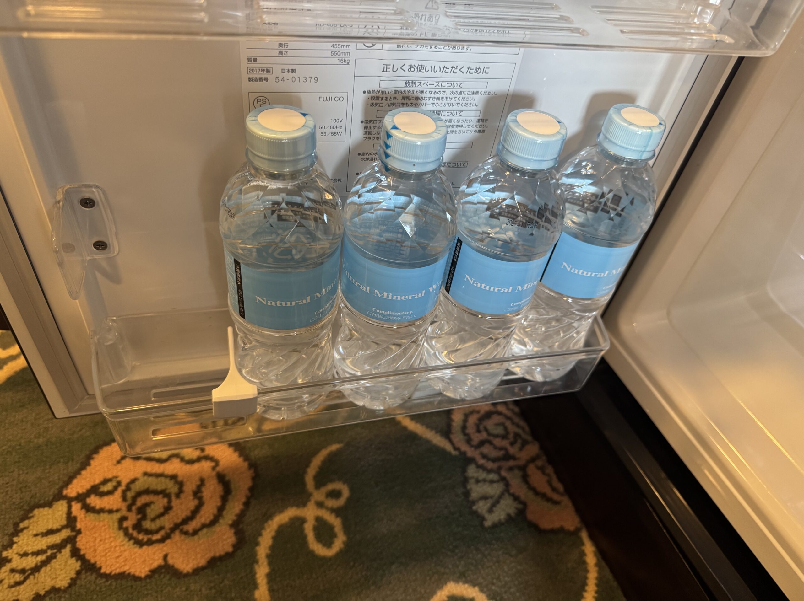 東京ディズニーランドホテルの客室冷蔵庫に入っている無料のミネラルウォーター4本。