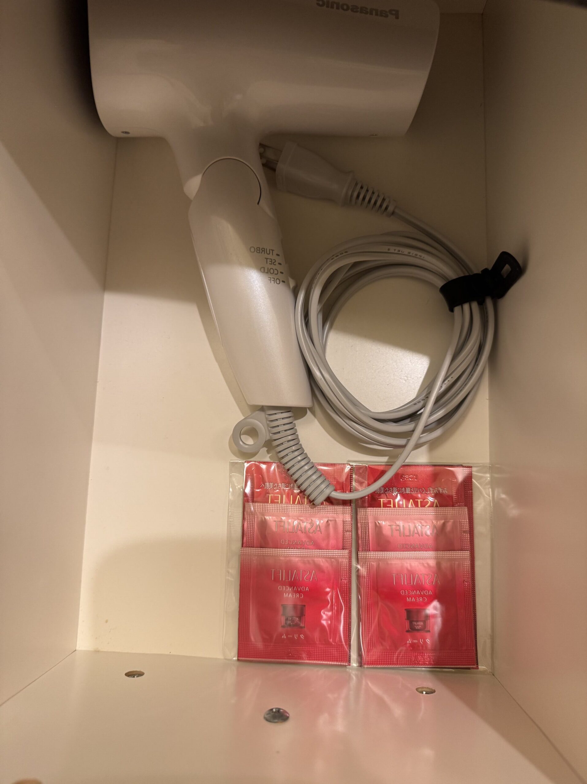 東京ディズニーランドホテルの客室アメニティの基礎化粧品。アスタリフトのジェルタイプのクレンジング、洗顔料、化粧水、クリーム。