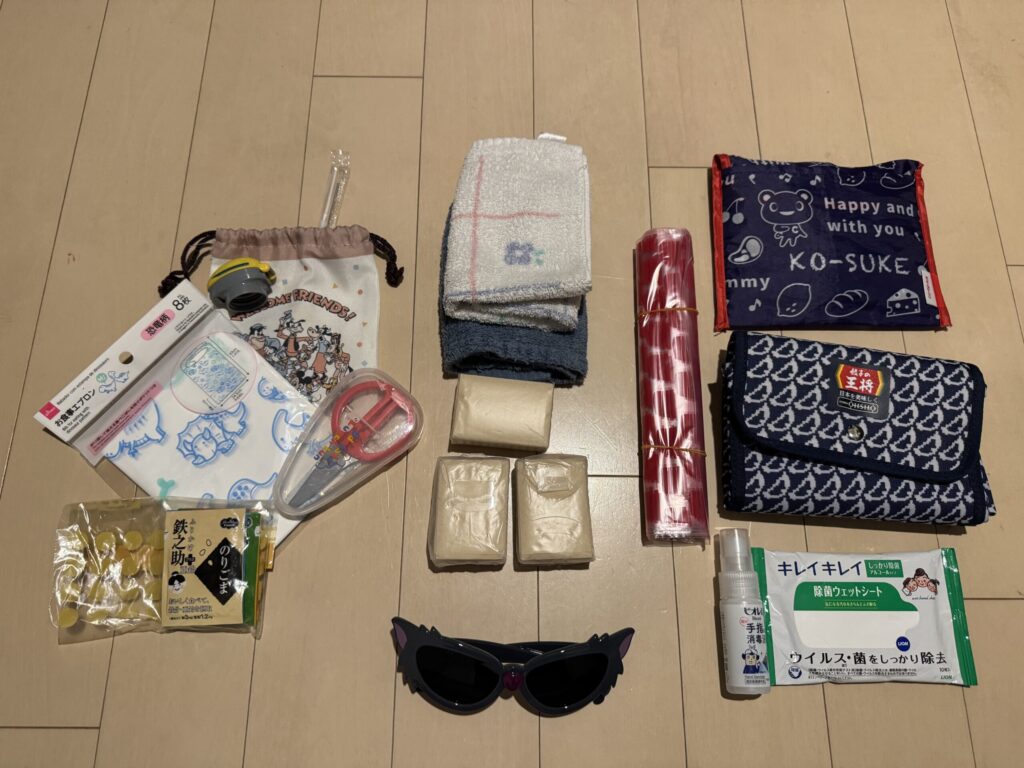 子連れディズニー1日目の持ち歩きバッグ中身（食事セット・エコバッグ・ハンカチ、ペーパーナプキン）