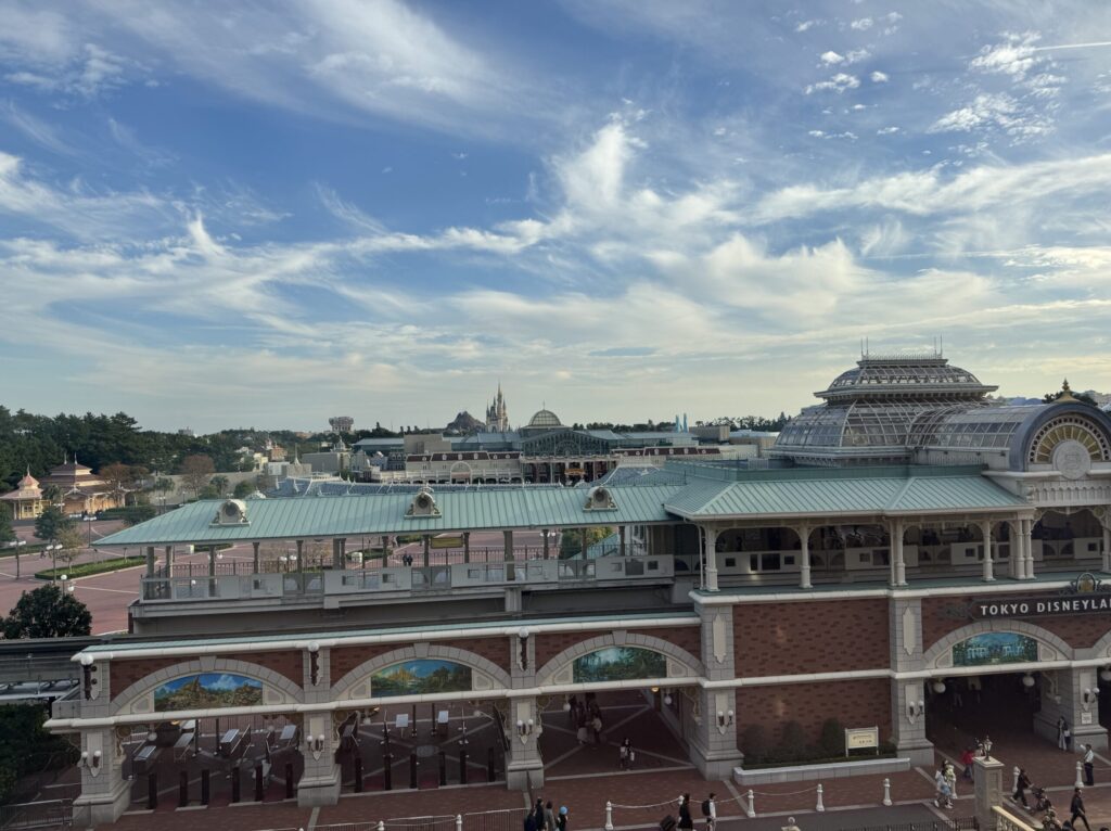 東京ディズニーランドホテル・パークグランドビューの5階の客室から見える東京ディズニーランド全景。ワールドバザールとシンデレラ城が一望できる眺望。