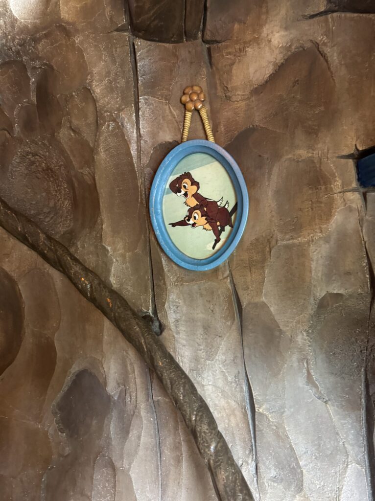 東京ディズニーランド・トゥーンタウンにあるチップとデールのツリーハウス内の飾り。チップとデールの絵が描かれた丸い写真フレームのクローズアップ。