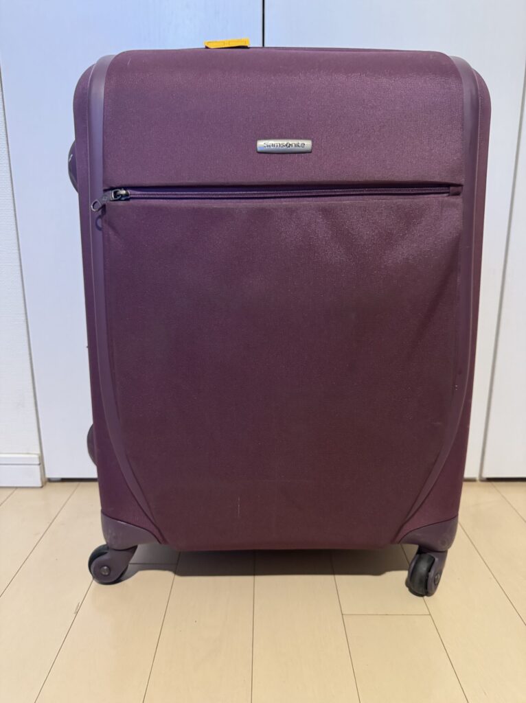 子連れディズニー旅行の荷物をつめたスーツケース(前から)