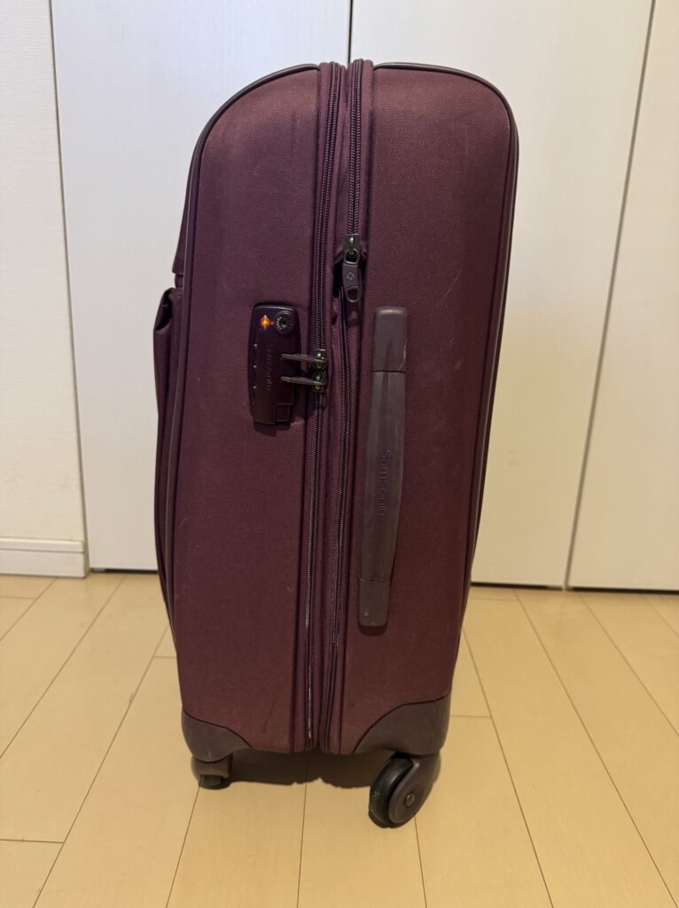 子連れディズニー旅行の荷物をつめたスーツケース(横から)