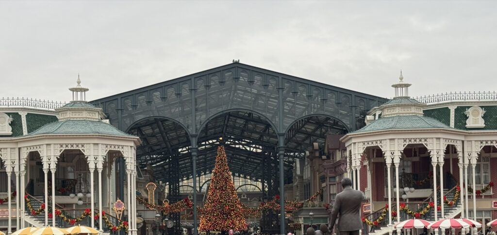 東京ディズニーランド・ワールドバザールの中心に飾られた巨大クリスマスツリー。両脇の白いガゼボとイルミネーションが華やかな雰囲気を演出している。