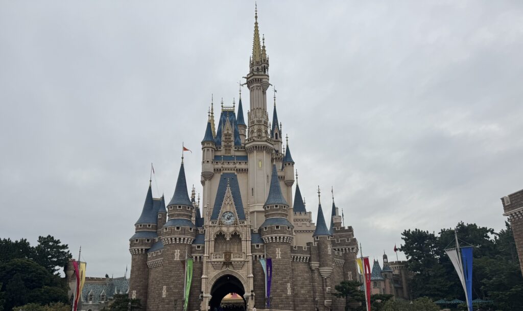 東京ディズニーランドのシンデレラ城を正面から撮影した写真。曇り空の中でも存在感のある美しい外観が映っている。