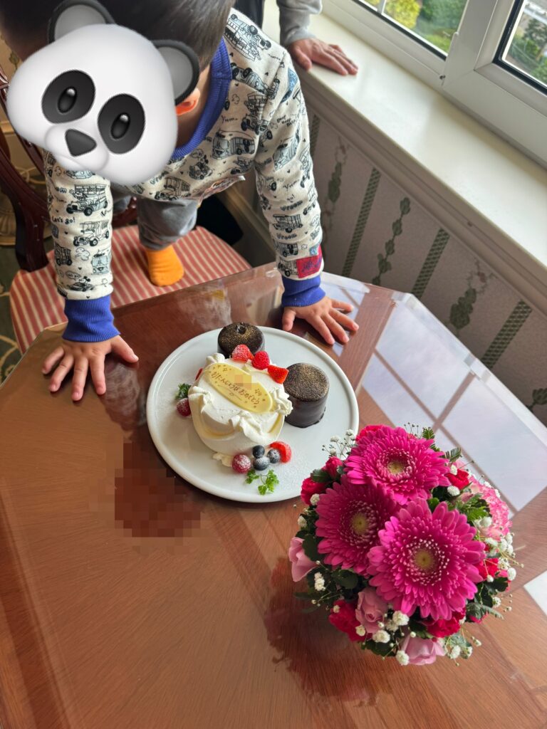 東京ディズニーランドホテルでのバースデーケーキとお花のセット。3歳の誕生日祝いとしてルームサービスで事前手配したデザートプレート。
ケーキはミニーマウス、フラワーアレンジメントでミッキーマウスをそれぞれモチーフにしている