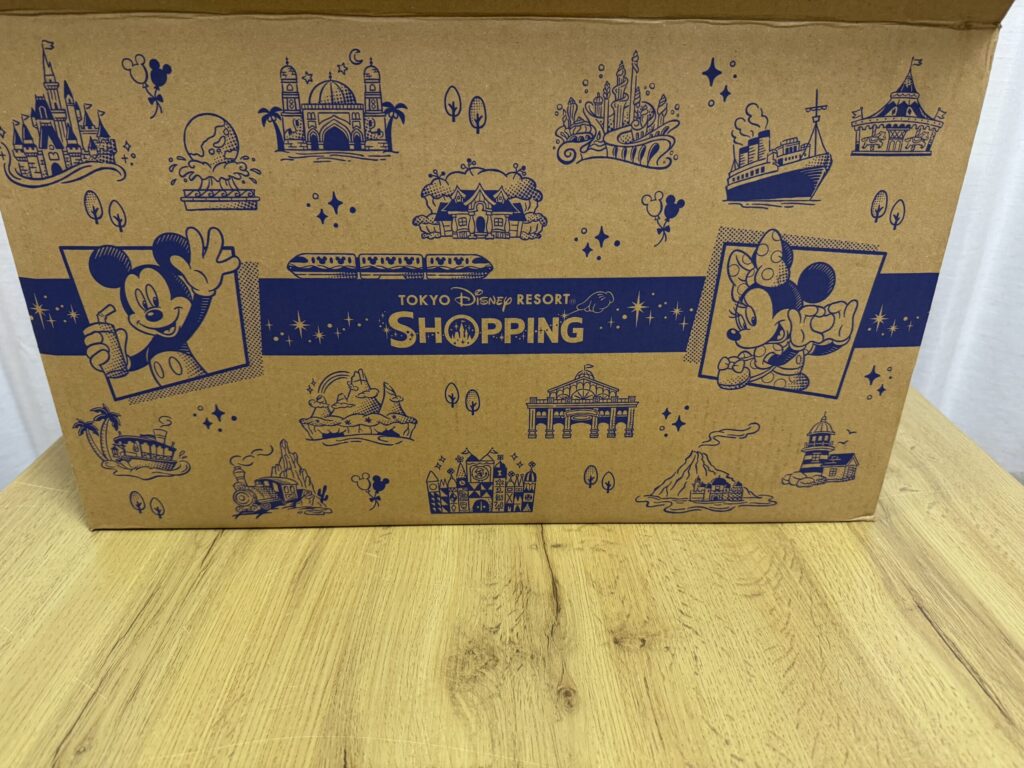 ディズニーオンラインショッピングで届いたミッキー柄のダンボール箱
