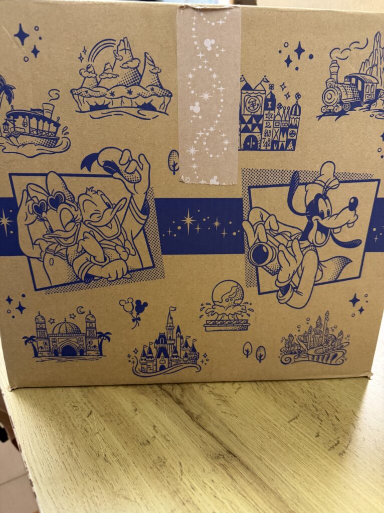 ディズニーオンラインショッピングで届いたミッキー＆フレンズ柄のダンボール箱