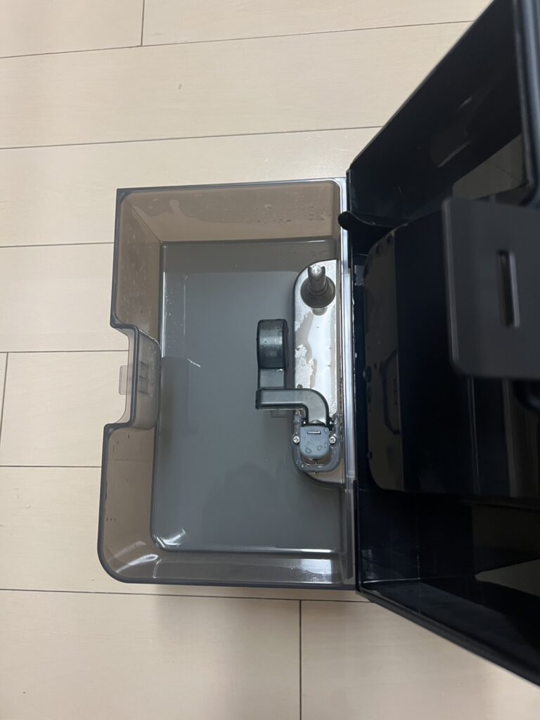 505 Comboの排水タンク内部。水拭きを毎日すると、このくらい汚れが溜まるので“床ってこんなに汚れてたん…？”と実感します。