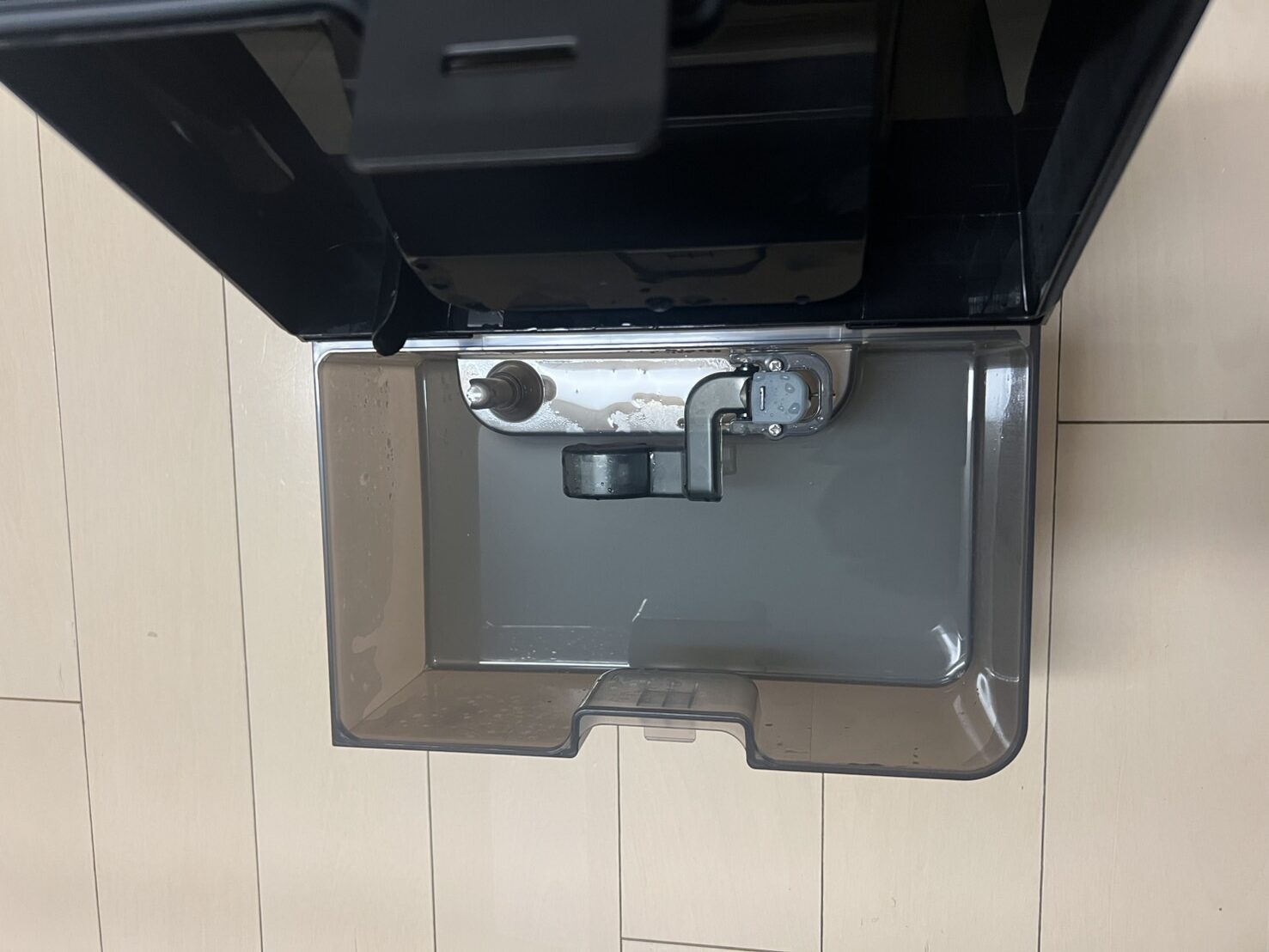 505 Comboの排水タンク内部。水拭きを毎日すると、このくらい汚れが溜まるので“床ってこんなに汚れてたん…?”と実感します。